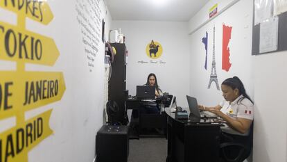 Dos mujeres trabajan en la oficina de la agencia en Lima.