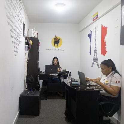 Yulianna Blanco en el escritorio del fondo y Sorile cuñada de Kemel, esposa José Blanco, trabajan en la oficina de Lima.