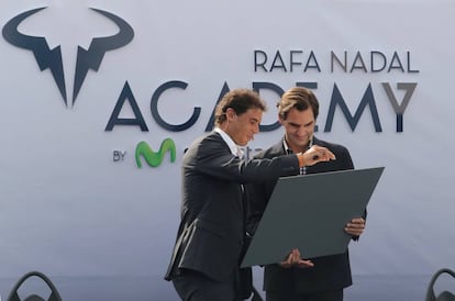 Nadal y Federer, durante la ceremonia inaugural en Manacor.