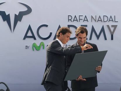 Nadal y Federer, durante la ceremonia inaugural en Manacor.