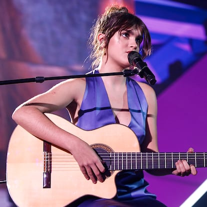 Los medios se empeñan en destacar el vello de Amaia cada vez que aparece con camiseta de tirantes o sin medias. Cuando el pasado mes de diciembre la artista fue a presentar su single, Un nuevo lugar, al plató de Operación Triunfo 2018, lo volvió a hacer con este vestido de Paloma Wool. Que una mujer decida no depilarse las axilas no debería ser noticia en 2019, pero la labor de Amaia por derribar tabúes y normalizar el vello en España es digna de retrospectiva.