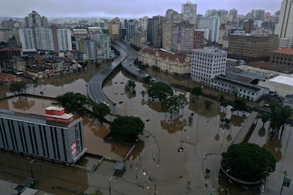 Una zona sumergida de Porto Alegre, en el estado de Río Grande do Sul, el 11 de mayo. Río Grande do Sul, al sur de Brasil, ha vivido su peor catástrofe climática, con un saldo de 147 muertos, 127 desaparecidos y 806 heridos en al menos 447 municipios afectados. Más de 500.000 personas tuvieron que dejar sus hogares.