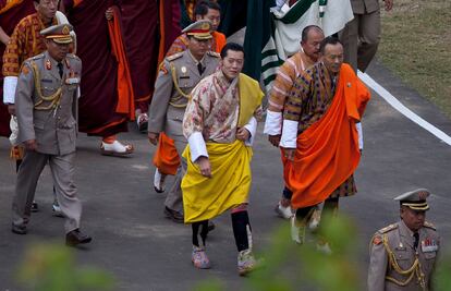 El rey de Bután, Jigme Jesar Namgyel Wangchuck, de 31 años, se ha casado este jueves con una plebeya de 21 en una ceremonia budista celebrada en una fortaleza monástica del siglo XVII situada en Punaja, en la región del Himalaya.
