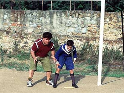 Almodóvar ensaya un plano con Raúl García Forneiro, uno de los niños que actúa en su película.