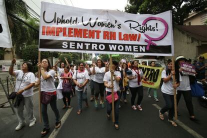 Activistas filipinas protestan este viernes ante el Tribunal Supremo en Manila.