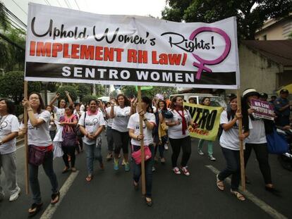 Activistas filipinas protestan este viernes ante el Tribunal Supremo en Manila.