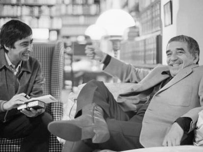 Garc&iacute;a M&aacute;rquez at his home in Mexico City after winning the Nobel Prize. 