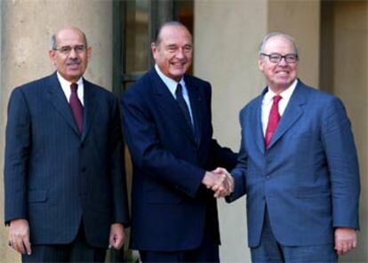 Mohamed el Baradei (izquierda), Jacques Chirac (centro) y Hans Blix, ayer en el palacio del Elíseo, en París.