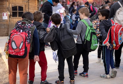 Salida del colegio pblico Jaume I, en Catarroja, este jueves.