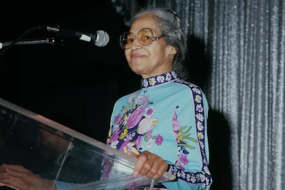 “No tenía ni idea de que estaba haciendo historia. Solo estaba cansada de rendirme”, alegó Rosa Parks al ser preguntada por qué no cedió su asiento a un blanco en un autobús el 1 de diciembre de 1955 encendiendo así la llama de un movimiento que continúa vigente en nuestros días.