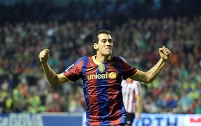 Sergio Busquets celebra un gol con el Barcelona.