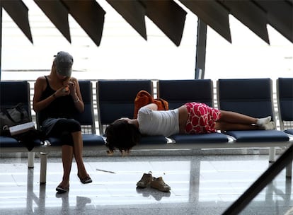 Dos turistas esperan la salida de su vuelo ayer en el aeropuerto palmesano de Son Sant Joan, el de mayor tráfico aéreo en Europa cada 1 de agosto.