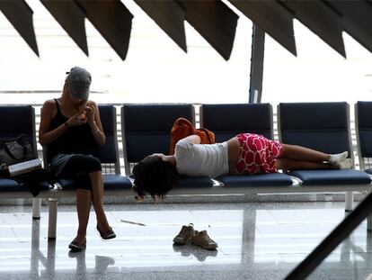 Dos turistas esperan la salida de su vuelo ayer en el aeropuerto palmesano de Son Sant Joan, el de mayor tráfico aéreo en Europa cada 1 de agosto.