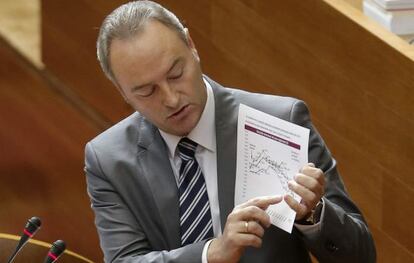 El presidente de la Generalitat, Alberto Fabra, el el pleno del Parlamento valenciano ayer.