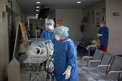 Trabajadores del sector salud trasladan a un bebé en el Instituto de Salud del Estado de México, en Toluca, en mayo de 2020.