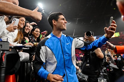 Alcaraz se hace un selfi con los aficionados de Las Vegas, el 3 de marzo.