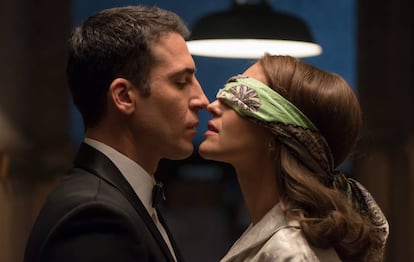 Miguel Ángel Silvestre y Paula Echevarría en 'Velvet'.