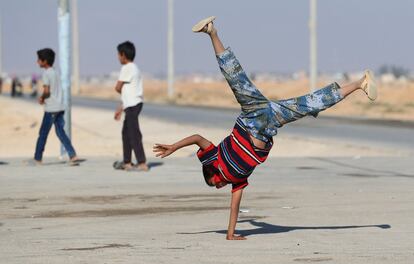 Varios niños juegan en un campo para refugiados, en Mafraq (Jordania). 