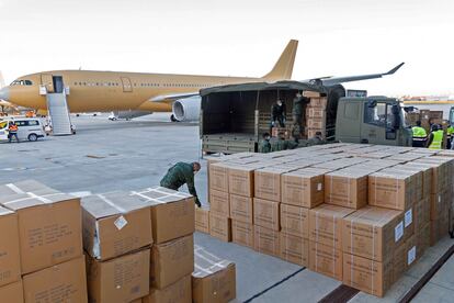 Descarga en la base de Getafe de un A330 con material sanitario.