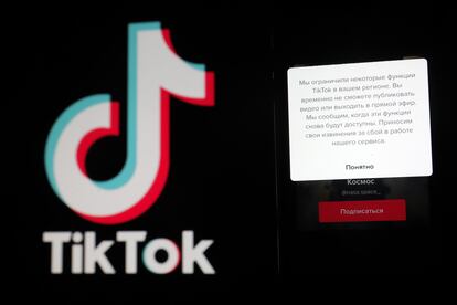 Un mensaje de TikTok anunciando a los usuarios en Rusia la restricción del servicio, el 8 de marzo.