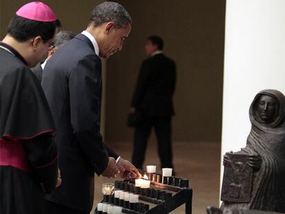 Obama, junto al arzobispo de El Salvador, enciende una vela en la tumba de monseñor Romero.