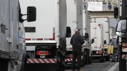 Vários caminhoneiros permanecem parados na rodovia Régis Bittencourt, a cerca de 30 quilômetros de São Paulo.