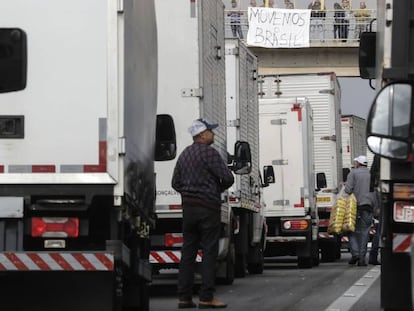 Vários caminhoneiros permanecem parados na rodovia Régis Bittencourt, a cerca de 30 quilômetros de São Paulo.