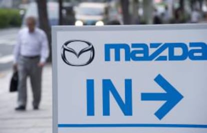 Cartel a la entrada de un concesionario del fabricante de automóviles japonés Mazda Motor en el centro de Tokio (Japón). EFE/Archivo
