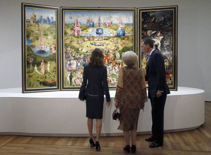 Spain's King Felipe VI (r), Dutch Princess Beatrix (c) and Spain's Queen Letizia visit the inauguration the Prado exhibition.