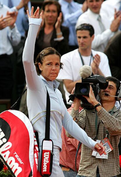 Lindsay Davenport se despide del público parisiense tras ser eliminada por la francesa Mary Pierce.