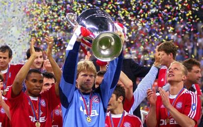 El portero Kahn alza el trofeo de la 'Champions' lograda en 2001.