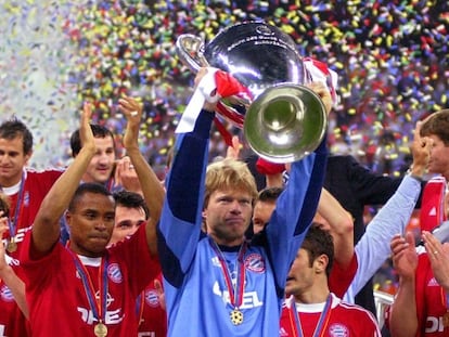 El portero Kahn alza el trofeo de la 'Champions' lograda en 2001.