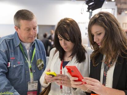 Duas mulheres verificam celulares no Mobile World Congress.