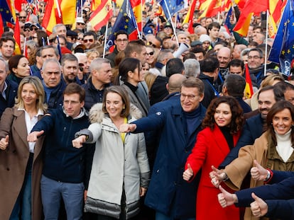 Primera fila del acto convocado por el PP 'En defensa de la Constitución' este domingo, en el templo de Debod de Madrid. Manifestación contra la amnistía en Madrid con Alberto Núñez Feijóo.