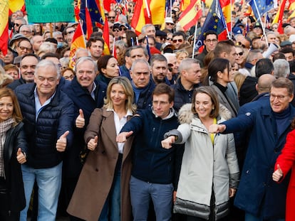 Primera fila del acto convocado por el PP 'En defensa de la Constitución' este domingo, en el templo de Debod de Madrid. Manifestación contra la amnistía en Madrid con Alberto Núñez Feijóo.