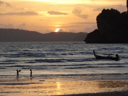 Atardecer en una playa de Railay, Tailandia.