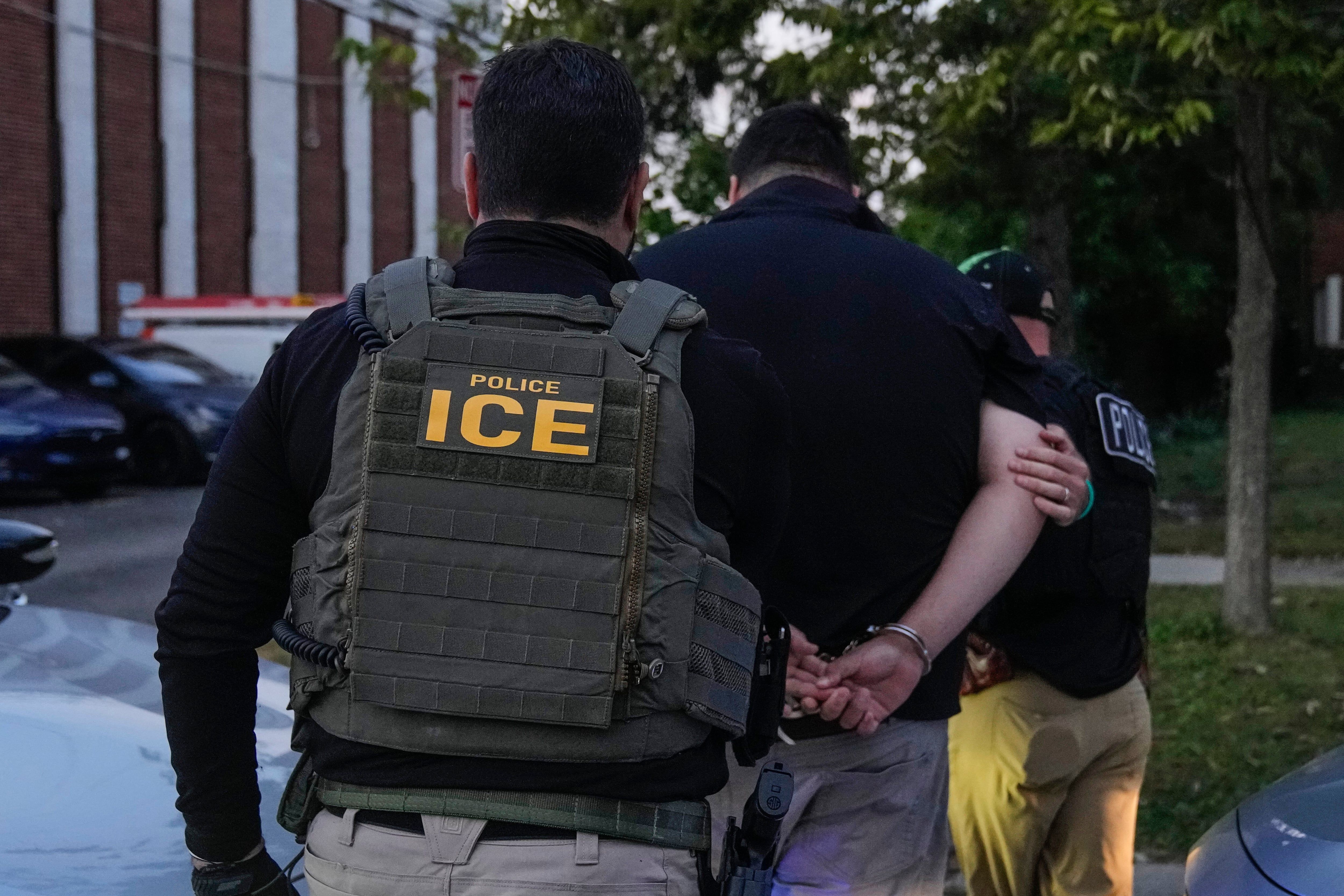 De tácticas de desescalada al uso de fuerza “razonable”: cómo el ICE incumple sus propias directrices en detenciones