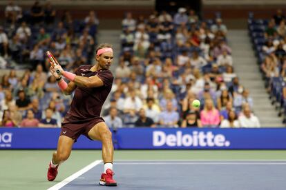 Nadal devuelve la pelota durante el partido contra Fognini.