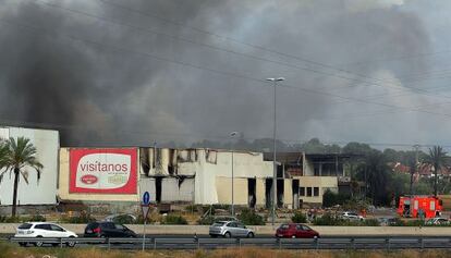Las naves de la antigua cárnica, cerrada hace tiempo, envueltas en humo por el incendio que se ha declarado esta tarde.