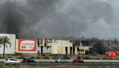 Las naves de la antigua c&aacute;rnica, cerrada hace tiempo, envueltas en humo por el incendio que se ha declarado esta tarde. 