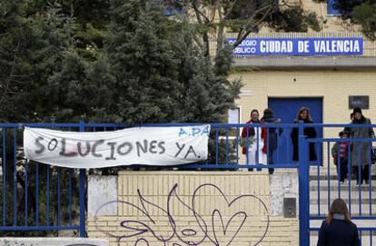 Una de las pancartas de protesta colocadas en la puerta del colegio Ciudad de Valencia.