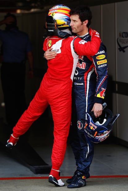 Alonso felicita a Webber por su <i>pole</i> de ayer.