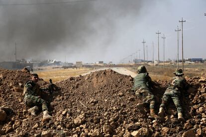Fuerzas de seguridad kurdas ocupan una posición en los pueblos de los alrededores de Mosul, en la ofensiva contra el Estado Islámico. 