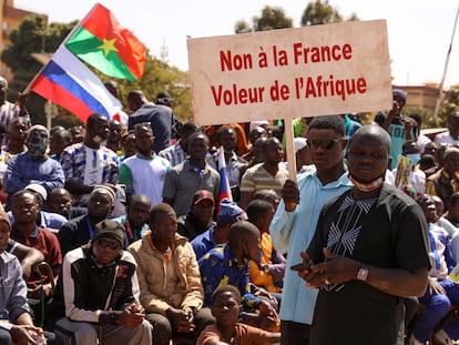 Manifestación contra la presencia francesa y a favor de Rusia en la plaza de la Nación de Uagadugú, capital de Burkina Faso, el pasado viernes.