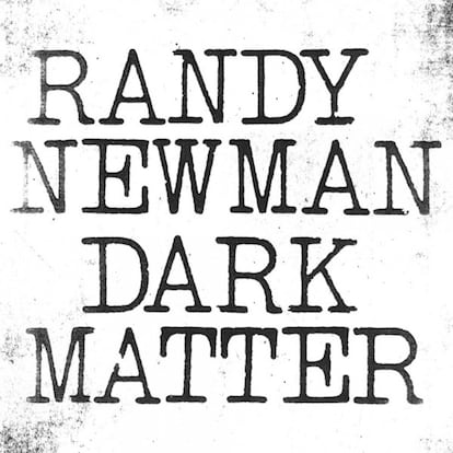 Rompamos una lanza por las multinacionales: la carrera de Randy Newman obedece a la cuota de caprichos. Cuando la rama discográfica de Warner Bros decidió pelear en la primera división, se permitió el lujo de fichar a geniecillos locales, artistas atípicos de Los Ángeles que adoptaba como propios. Individuos como Van Dyke Parks, Ry Cooder y… Randy Newman. Newman era un exitoso compositor para otros, aunque sus interpretaciones lacónicas, cercanas al espíritu de Nueva Orleans, no conectaban con la tropa melenuda del rock. Pero se le mantenía como parte de la peculiaridad californiana de Warner, el somos-diferentes-y-así-se-lo-hacemos-saber. Con el tiempo, Randy consiguió éxitos menores —‘Short People’, ‘I Love L. A.’— que allanaron las reticencias del departamento de contabilidad de Warner. Sin embargo, en los ochenta aceptó volver al negocio familiar, la música cinematográfica. Y le ha ido bien, aunque siempre recuerde que ha sido 20 veces candidato al Oscar y solo volvió a casa con la estatua en dos ocasiones (a ver: miles de compositores de cine se hubieran conformado con la mitad de esa cosecha). Por DIEGO A. MANRIQUE