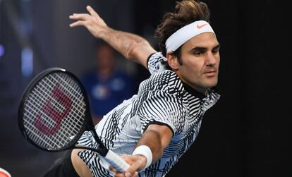 Federer ensaya una volea de revés ante Zverev.