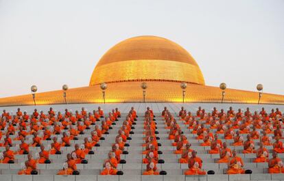 Monjes budistas rezan durante una ceremonia que conmemora el día del Magha Puja (Makha Bucha en tailandés) en el Templo Wat Phra Dhammakaya, en la provincia de Pathum Thani (Tailandia). El Magha Puja conmemora el sermón que, como establece la tradición, dio Buda nueve meses después de alcanzar la 'iluminación', cuando 1.250 monjes budistas se reunieron espontáneamente para escuchar los principios del budismo.