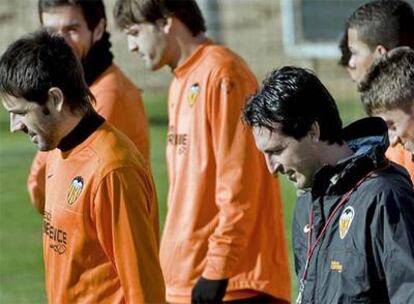 Unai Emery, junto a varios de sus jugadores en una sesión preparatoria