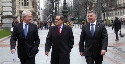 Mario Fernández, presidente de BBK y de Kutxabank, pasea por el centro de Bilbao entre sus homólogos de Vital, Carlos Zapatero (a la izquierda de la imagen) y Kutxa, Xabier Iturbe.