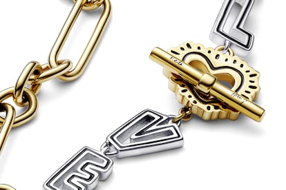 Pulsera de eslabones de plata y recubrimiento en oro de 14k de la colección Keith Haring™ x Pandora (179€).